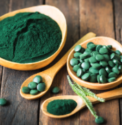 Spirulina Pulver und Tabletten